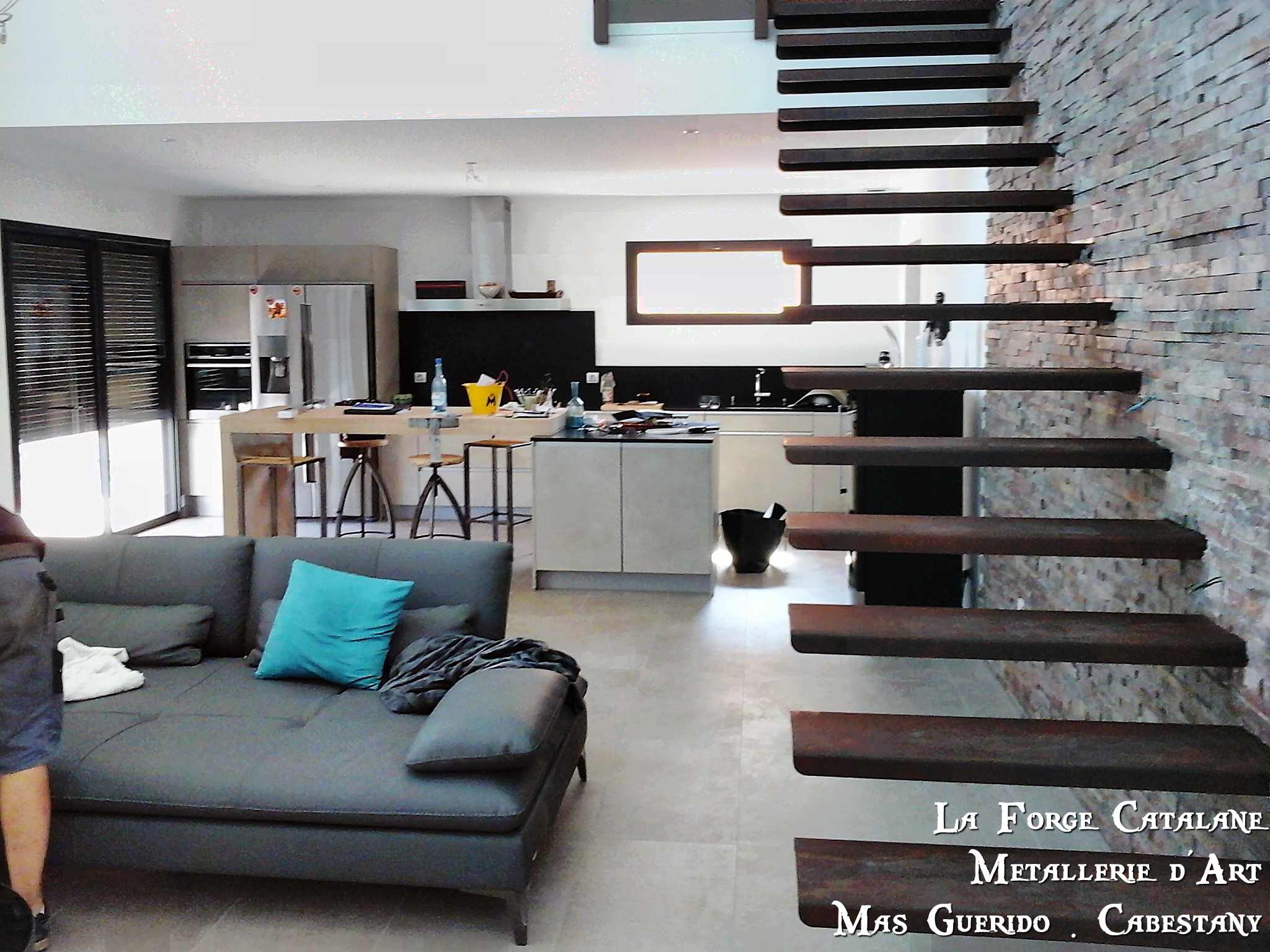 escalier marches suspendues (16) forge catalane.jpg